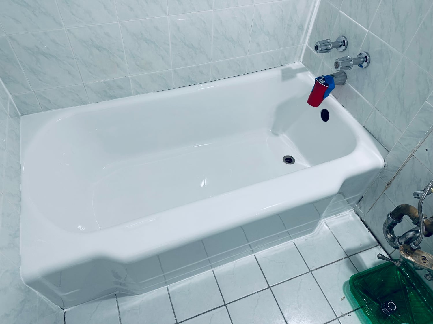 Glossy white bathtub refinished by Miami Tub